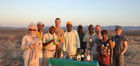 Genus pur in der Wildnis. Die Safari Gäste des Joy's Camp geniesst den Sonnenuntergang im Samburu Nationalpark mit einem Glas Champagner. Safari-guests and tourists are enjoying a sundowner in the wilderness of Samburu Nationalpark