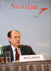 (C) fotodienst/Anna Rauchenberger - Wien 04.08.2009 - Die AUA (Austrian Airlines) präsentierten heute im Hotel Hilton die Ergebnisse des 1. Halbjahres 2009. Die Krise in der internationalen Luftfahrtindustrie hat sich im zweiten Quartal 2009 weiter verschärft. Dies spiegelt sich auch in den Ergebniszahlen der Austrian Airlines Group wieder. Austrian Airlines haben im ersten Halbjahr ein Periodenergebnis von minus 166,6 Millionen Euro erzielt. FOTO: Dr. Peter Malanik, COO der Austrian Airlines
