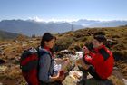 Das Oberdrautal in Kärnten hat sich als erster Outdoorpark Österreichs positioniert. Top-Wanderrouten zählen zu den Attraktionen. Angeboten werden z.B. Wandern auf Kultur-Pfaden und Wasser-Erlebnisschauplätzen, Almwanderungen und Bergtouren, Klettertouren im Reißkofelgebiet und Wasserklamm-Klettertouren, Kräuterwanderungen und Trekkingtouren durch die Kreuzeckgruppe. © Fotodienst / F. Gerdl