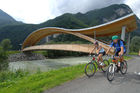 Das Oberdrautal in Kärnten hat sich als erster Outdoorpark Österreichs positioniert. Im Segment Radfahren werden vielfältige Touren angeboten, vom mittlerweile vielfrequentierten Drauradweg angefangen bis hin zum Mountainbiking auf Almen. Im Bild: Die Drau bei Oberdrauburg. © Fotodienst / F. Gerdl