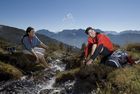 Das Oberdrautal in Kärnten hat sich als erster Outdoorpark Österreichs positioniert. Top-Wanderrouten zählen zu den Attraktionen. Angeboten werden z.B. Wandern auf Kultur-Pfaden und Wasser-Erlebnisschauplätzen, Almwanderungen und Bergtouren, Klettertouren im Reißkofelgebiet und Wasserklamm-Klettertouren, Kräuterwanderungen und Trekkingtouren durch die Kreuzeckgruppe. © Fotodienst / F. Gerdl