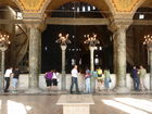 Die Hagia Sophia, der Kirchenpalast des byzantinischen Kaisers, ist heute ein viel besuchtes Museum. Seit der Rückwidmung durch Atatürk 1938 wird es renoviert. Bild: Säulengang im Oberen Geschoss. © Fotodienst / Wilfried Seywald