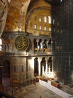 Die Hagia Sophia, der Kirchenpalast des byzantinischen Kaisers, ist heute ein viel besuchtes Museum. Seit der Rückwidmung durch Atatürk 1938 wird es renoviert. Bild: Blick in die Haupthalle. © Fotodienst / Wilfried Seywald