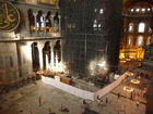 Die Hagia Sophia, der Kirchenpalast des byzantinischen Kaisers, ist heute ein viel besuchtes Museum. Seit der Rückwidmung durch Atatürk 1938 wird es renoviert. Bild: Blick ins Hauptschiff. © Fotodienst / Wilfried Seywald