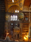 Die Hagia Sophia, der Kirchenpalast des byzantinischen Kaisers, ist heute ein viel besuchtes Museum. Seit der Rückwidmung durch Atatürk 1938 wird es renoviert. Bild: Blick ins Seitenschiff. © Fotodienst / Wilfried Seywald