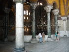 Die Hagia Sophia, der Kirchenpalast des byzantinischen Kaisers, ist heute ein viel besuchtes Museum. Seit der Rückwidmung durch Atatürk 1938 wird es renoviert. Bild: Säulengang im Oberen Geschoss. © Fotodienst / Wilfried Seywald