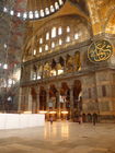 Die Hagia Sophia, der Kirchenpalast des byzantinischen Kaisers, ist heute ein viel besuchtes Museum. Seit der Rückwidmung durch Atatürk 1938 wird es renoviert. Bild: Eingangsbereich im Erdgeschoss. © Fotodienst / Wilfried Seywald