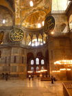 Die Hagia Sophia, der Kirchenpalast des byzantinischen Kaisers, ist heute ein viel besuchtes Museum. Seit der Rückwidmung durch Atatürk 1938 wird es renoviert. Bild: Eingangsbereich im Erdgeschoss. © Fotodienst / Wilfried Seywald