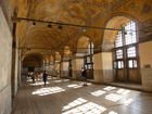 Die Hagia Sophia, der Kirchenpalast des byzantinischen Kaisers, ist heute ein viel besuchtes Museum. Seit der Rückwidmung durch Atatürk 1938 wird es renoviert. Bild: Säulengang im Oberen Geschoss. © Fotodienst / Wilfried Seywald