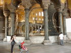 Die Hagia Sophia, der Kirchenpalast des byzantinischen Kaisers, ist heute ein viel besuchtes Museum. Seit der Rückwidmung durch Atatürk 1938 wird es renoviert. Bild: Säulengang im Oberen Geschoss. © Fotodienst / Wilfried Seywald