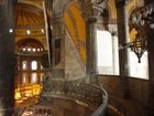 Die Hagia Sophia, der Kirchenpalast des byzantinischen Kaisers, ist heute ein viel besuchtes Museum. Seit der Rückwidmung durch Atatürk 1938 wird es renoviert. Bild: Säulengang im Oberen Geschoss. © Fotodienst / Wilfried Seywald