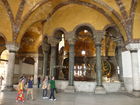 Die Hagia Sophia, der Kirchenpalast des byzantinischen Kaisers, ist heute ein viel besuchtes Museum. Seit der Rückwidmung durch Atatürk 1938 wird es renoviert. Bild: Säulengang im Oberen Geschoss. © Fotodienst / Wilfried Seywald