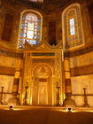 Die Hagia Sophia, der Kirchenpalast des byzantinischen Kaisers, ist heute ein viel besuchtes Museum. Seit der Rückwidmung durch Atatürk 1938 wird es renoviert. Bild: Der Altarraum. © Fotodienst / Wilfried Seywald