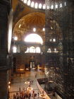 Die Hagia Sophia, der Kirchenpalast des byzantinischen Kaisers, ist heute ein viel besuchtes Museum. Seit der Rückwidmung durch Atatürk 1938 wird es renoviert. Bild: Blick in die Haupthalle @ Fotodienst / Wilfried Seywald