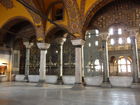 Die Hagia Sophia, der Kirchenpalast des byzantinischen Kaisers, ist heute ein viel besuchtes Museum. Seit der Rückwidmung durch Atatürk 1938 wird es renoviert. Bild: Säulengang im Oberen Geschoss. © Fotodienst / Wilfried Seywald