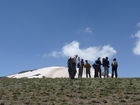 Die osttürkische Region rund um den Van-See soll mit massiven Investitionen in die touristische Infrastruktur fit für die Zukunft gemacht werden. Im Bild: Bergtour auf den erloschenen Vulkan Süphar am Van-See. Der Gipfel auf 4.058 m, Schnee- und Gletscherzungen reichen bis unter 3.000 m herab. 