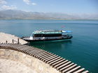 Die osttürkische Region rund um den Van-See soll mit massiven Investitionen in die touristische Infrastruktur fit für die Zukunft gemacht werden. Im Bild: Fähre ankert vor der Van-See Insel Akdamar.