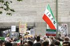 Berlin,den 05.07.2009
Demonstration gegen die Wahlen im Iran
Foto: Teilnehmer einer Demonstration gegen das Regime,
den Ausgang der Wahlen und die damit verbundenen Menschenrechtsverletzungen im Iran. |
Berlin, 05.07.2009 
Demonstration against the elections in Iran 
Photo: Participants in a demonstration against the regime, 
the outcome of the elections and the associated human rights violations in Iran.
Copyright by: GMC Photopress, CH-8032 ZUERICH, Postfach 1676, Gerd Mueller, Tel.: 0041 44 383 93 64, Fax.: 0041 44 383 93 66, Mail.: gmc@gmc.ch