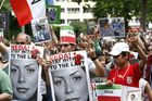 Berlin,den 05.07.2009
Demonstration gegen die Wahlen im Iran
Foto: Teilnehmer einer Demonstration gegen das Regime,
den Ausgang der Wahlen und die damit verbundenen Menschenrechtsverletzungen im Iran. |
Berlin, 05.07.2009 
Demonstration against the elections in Iran 
Photo: Participants in a demonstration against the regime, 
the outcome of the elections and the associated human rights violations in Iran.
Copyright by: GMC Photopress, CH-8032 ZUERICH, Postfach 1676, Gerd Mueller, Tel.: 0041 44 383 93 64, Fax.: 0041 44 383 93 66, Mail.: gmc@gmc.ch