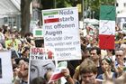 Berlin,den 05.07.2009
Demonstration gegen die Wahlen im Iran
Foto: Teilnehmer einer Demonstration gegen das Regime,
den Ausgang der Wahlen und die damit verbundenen Menschenrechtsverletzungen im Iran. |
Berlin, 05.07.2009 
Demonstration against the elections in Iran 
Photo: Participants in a demonstration against the regime, 
the outcome of the elections and the associated human rights violations in Iran.
Copyright by: GMC Photopress, CH-8032 ZUERICH, Postfach 1676, Gerd Mueller, Tel.: 0041 44 383 93 64, Fax.: 0041 44 383 93 66, Mail.: gmc@gmc.ch