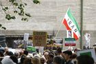 Berlin,den 05.07.2009
Demonstration gegen die Wahlen im Iran
Foto: Teilnehmer einer Demonstration gegen das Regime,
den Ausgang der Wahlen und die damit verbundenen Menschenrechtsverletzungen im Iran. |
Berlin, 05.07.2009 
Demonstration against the elections in Iran 
Photo: Participants in a demonstration against the regime, 
the outcome of the elections and the associated human rights violations in Iran.
Copyright by: GMC Photopress, Reiner Zensen