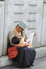 Peruanerin stillt ihr jüngstes Kind auf offener Strasse während dem Caliente-Festival. Young Indio-women is breatfeeding her baby on the Street in Zürich during the Caliente-Festival