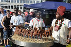 Der Karibische Grillchef sorgt dafür, dass am Caliente Festival keiner verhungert und viele einen sLeckerbissen essen. 