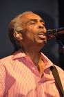 Brasil-Pop-Altmeister und ehemaliger Kulturminister Gilberto Gil spielte nach dem Montreux Jazz Festival auch noch am Caliente Strassenfest im Zürcher Volkshaus und begeisterte das Publikum mit seinem stilübergreifenden Sound