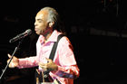 Der ehemalige brasilianische Kulturminister und begnadete Musiker Gilberto Gil spielte nach dem Montreux Jazz Festival auch noch am Caliente Strassenfestival im Zürcher Volkshaus und begeisterte das Publikum mit seinem stilübergreifenden Sound