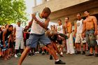 Die Capoeira-Kampfsport-Darbietung am 15. Caliente-Festival in Zürich faszinierte die Zuschauer. The Brasilian Capoeira fighters facinated the audience at the 15th Caliente-Festival in Zürich