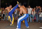 Faszinierte die Zuschauer: Die Capoeira-Kampfsport-Darbietung am 15. Caliente-Festival in Zürich. Facinated audience watching the Brasilian Capoeira fighters showing their talent at the 15th Caliente-Festival in Zürich