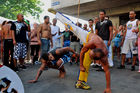 Faszinierte die Zuschauer: Die Capoeira-Kampfsport-Show am 15. Caliente-Festival in Zürich. Fasinated the audience: the Brasilian Capoeira fighters showing their talent at the 15th Caliente-Festival in Zürich