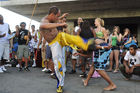 Faszinierte die Zuschauer: Die Capoeira-Kampfsport-Darbietung am 15. Caliente-Festival in Zürich. Fasinated audience watching the Brasilian Capoeira fighters showing their talent at the 15th Caliente-Festival in Zürich