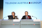 (C) fotodienst/Anna Rauchenberger- Wien 03.07.2009 - Die Telekom Austria Group investiert in den nächsten vier Jahren in Österreich 1,5 Milliarden Euro in die Modernisierung der österreichischen Telekommunikations-Infrastruktur. Telekom Austria beginnt mit dem Bau des Next Generation Networks. Dabei werden in einer ersten Phase des Ausbaus im Rahmen von Pilotprojekten die ersten 'Fiber Cities' und ultraschnelle Glasfaser-Breitbandanschlüsse mit einer Geschwindigkeit von bis zu 1 Gbit/s für 150.000 Privat- und Gewerbehaushalte realisiert. v.l.: Elisabeth Mattes, Konzernsprecherin, Hannes Ametsreiter, Vorstandsvorsitzender Telekom Austria Group