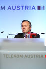 (C) fotodienst/Anna Rauchenberger- Wien 03.07.2009 - Die Telekom Austria Group investiert in den nächsten vier Jahren in Österreich 1,5 Milliarden Euro in die Modernisierung der österreichischen Telekommunikations-Infrastruktur. Telekom Austria beginnt mit dem Bau des Next Generation Networks. Dabei werden in einer ersten Phase des Ausbaus im Rahmen von Pilotprojekten die ersten 'Fiber Cities' und ultraschnelle Glasfaser-Breitbandanschlüsse mit einer Geschwindigkeit von bis zu 1 Gbit/s für 150.000 Privat- und Gewerbehaushalte realisiert. FOTO: Hannes Ametsreiter, Vorstandsvorsitzender Telekom Austria Group