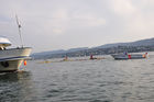 Zürich: Die Seeüberquerung zog zehntausende von Schwimmern an. Die Organisation und das Wetter waren perfekt. Fèr die Kursschiffe wurde eine Passage eingerichtet.Tenthousands of swimmers are joining the Lake Zürich Crossing 2009 with perfect organization and wheater