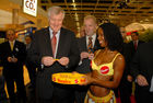 Deutschland, Koeln, 29.01.2008
Foto: Horst SEEHOFER, Bundesernährungsminister  und eine schwarze Schönheit auf der Messe
Copyright by: Sepp Spiegl