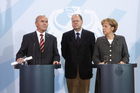 Berlin,den 14.11.2008-Bundeskanzleramt
Foto: Bundeskanzlerin Angela Merkel, Bundesfinanz-
minister Peer Steinbrueck (Mitte) und Otmar Issing, Vorsitzender der Expertengruppe 