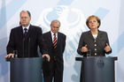 Berlin,den 14.11.2008-Bundeskanzleramt
Foto: Bundeskanzlerin Angela Merkel, Bundesfinanzminister Peer Steinbrueck (links) und Otmar Issing, Vorsitzender der Expertengruppe 