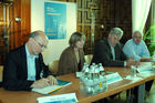 (c) fotodienst / Michael Gruber - Wien, Management und Beratung in Krisenzeiten - Pressegespräch anlässlich der 4th International Conference on Management Consulting. Foto: v.l.: Marc Bonnet, (MCD Division), Susan Adams (Bentley University), Ralph Grossmann (iff-Universität Klagenfurt), Antony F. Buono (Bentley University)