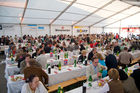 (c)fotodienst / Christopher Ohmeyer Lang Enzersdorf 28.5.2009

Quester lud seine Kunden zum Spargelfest in die Filiale Langenzersdorf. Etwa 900 Leute fanden sich im großen Festzelt vor der Filiale ein.  
Foto: Stimmung im Zelt 