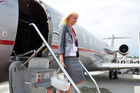 Auch smarte Business-women reisen gerne mit dem Privatjet direkt von A nach B. Schnell, sicher, komfortabel und manchmal auch günstiger als mit Linienflügen, Transfers und Übernachtungen. Smart business women flying private jet which is faster and sometimes even cheaper than to do the business trip with scheduled carriers incl. transfers and hotels