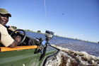 Der Jao-Game Ranger steuert den Landrover durch den See in dem seit 46 Jahren nicht mehr so stark überfluteten Okavango Delta