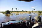 Abenteuer pur: Pirschfahrt in den Okavango-Delta-Sümpfen, die seit 46 Jahren nicht mehr so stark überflutet wurden. Adventure pur: Lake-crossing with a landrover in the Okavango-Delta swamps, which ar hit by the stongest floods since 46 years