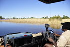 Abenteuerliche Fahrt durch die Okavango-Sümpfe mit dem Jao Game Ranger auf dem Landrover durch das Wasser 