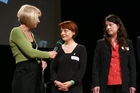 (C) fotodienst/Anna Rauchenberger - Wien, 01.05.2009 -  Zum fünften Mal wurde heute im Wiener Radiokulturhaus die SozialMarie vergeben. Ziel der SozialMarie ist es, innovative soziale Ideen und deren Umsetzung in der Öffentlichkeit bekannt zu machen. Die Unruhe Privatstiftung fördert durch diesen Preis die Vernetzung der Sozialprojekte. Somit können diese als Vorbild für andere Interessierte dienen. FOTO:  VertreterInnen der Preisträger des Projekts 'Abschied nehmen...' (Stmk) im Interview mit Barbara van Melle (L)