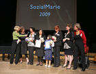 (C) fotodienst/Anna Rauchenberger - Wien, 01.05.2009 -  Zum fünften Mal wurde heute im Wiener Radiokulturhaus die SozialMarie vergeben. Ziel der SozialMarie ist es, innovative soziale Ideen und deren Umsetzung in der Öffentlichkeit bekannt zu machen. Die Unruhe Privatstiftung fördert durch diesen Preis die Vernetzung der Sozialprojekte. Somit können diese als Vorbild für andere Interessierte dienen. FOTO:  Barbara van Melle, Jurymitglied (L), Dolmetscherin Kati Koller (2.v.l), Preisträgerinnen 1. Preis Projekt 'School Enrolment and Community' (Ungarn), Birgit Schörg, Jurymitglied (2.v.r.), Mag. Petra Radeschnig (R)
