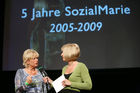 (C) fotodienst/Anna Rauchenberger - Wien, 01.05.2009 -  Zum fünften Mal wurde heute im Wiener Radiokulturhaus die SozialMarie vergeben. Ziel der SozialMarie ist es, innovative soziale Ideen und deren Umsetzung in der Öffentlichkeit bekannt zu machen. Die Unruhe Privatstiftung fördert durch diesen Preis die Vernetzung der Sozialprojekte. Somit können diese als Vorbild für andere Interessierte dienen. FOTO v.l.: Wanda Moser-Heindl, Moderation Barbara van Melle, Jurymitglied