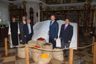 Administrator Pater Martin Spernbauer, Dr. Roman Samdgruber, LH Josef Pühringer, LR Josef Stockinger, Bgm Karl Limberger;
OÖ-Landesausstellung im Stift Schlierbach: 'Mahlzeit!'