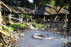 Die Feuerstelle im Duma Tau Wilderness Camp am Linyanti-Fluss im Okavango-Delta